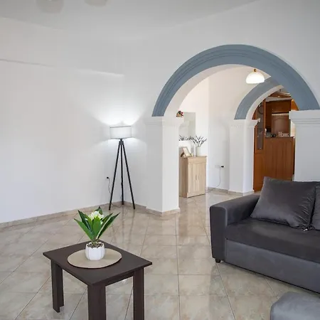 Debbie's With Sunset Lakkíon